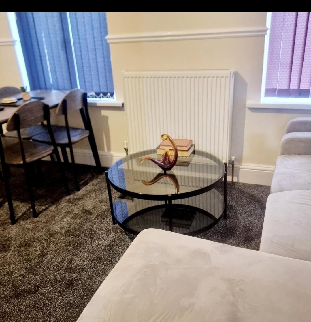 2 Beds Suburb Nestled Nook Apartment Manchester